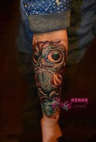 Imatge de tatuatge de braç de color mussol