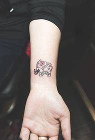 Świeży mały tatuaż na ramieniu słonia