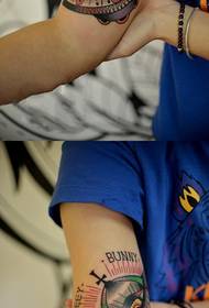 Immagine creativa del tatuaggio del braccio UFO a colori