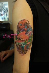 Zdjęcie tatuażu na ramieniu czerwonego lisa