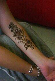 Maschera dell'immagine del tatuaggio del fiore della vite del braccio di bellezza
