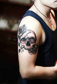 Foto de tatuaje de brazo de ceniza negra de niño