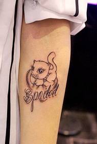 スタイリッシュな腕の美しい見ている猫文字タトゥーパターン画像