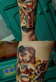ヨーロッパとアメリカのセクシーな双頭の美の腕のタトゥーの写真