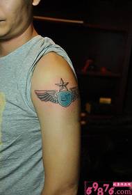 Imatge de tatuatge de braç d’ala d’escut