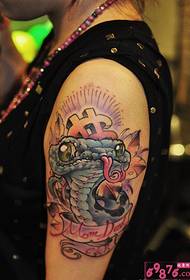 Meedchen Aarm beherrscht Kobra Tattoo Bild