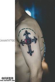 modeli tatuazh i bllokimit të ngjyrave të kryqëzuara me krah