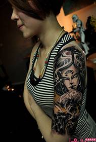 Foto di tatuaggio di braccio di geisha serpente e fiore creativo prepotente