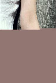 Женская рука красиво выглядящая красочная картина губ татуировки