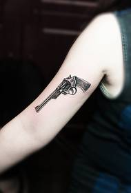 Immagine creativa del tatuaggio di modo del revolver del braccio