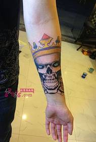 Vintage kallo kruunu käsivarsi tatuointi kuva