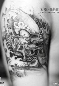 Modèle de tatouage de dragon dominateur exquis