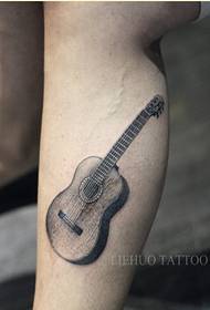 Persoonlikheid mode arm pragtige kitaar tatoo patroon om foto's te geniet