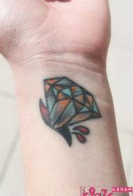 Imatge de tatuatge de diamants en color del braç