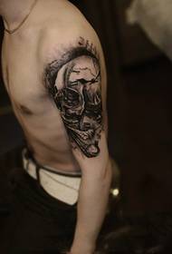 Immagini creative del tatuaggio del braccio di ceneri nere