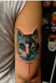 Magagandang naghahanap ng makulay na cat avatar tattoo na larawan sa braso
