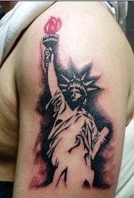 Immagine del tatuaggio del braccio della statua della libertà di moda