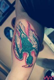 Снимка на татуировката на татуировката на ръката фламинго