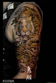Arm sobrang makatotohanang pattern ng pagpipinta ng tiger tattoo ng langis