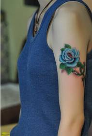 Беаути арм ствара симпатичну слику узорка тетоваже ружа
