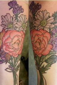 Stílusos kar, gyönyörű színes rózsa tetoválás mintával, hogy élvezze a képet