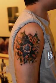 남자 팔 횡포 늑대 거미 문신 사진