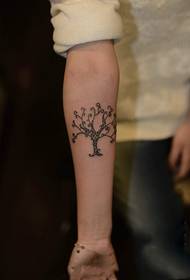 小さな新鮮な生命の木の腕のタトゥー画像