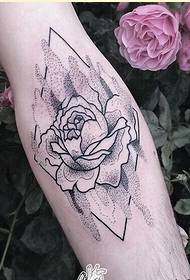 Hunhu fashoni ruoko rwakanaka rose tattoo pikicha kuti unakirwe nemifananidzo