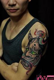 Dominante Prajna con imagen de tatuaje de brazo de cobra
