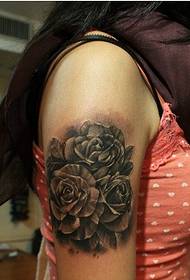 Braccio femminile moda bella immagine rosa tatuaggio