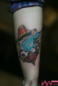 Làmpada d'oli d'època, imatge del tatuatge del braç europeu