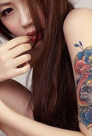 bracciu di una donna ritrattu di mudellu di tatuaggi
