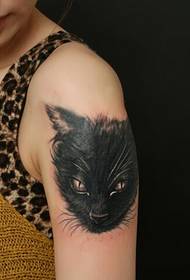 Красивая рука моды красивый черный рисунок татуировки кошки