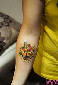 Arm färg krona tatuering bild