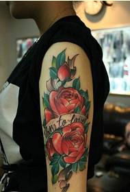 Персонализированная рука, красиво выглядящая красочная картина татуировки розы