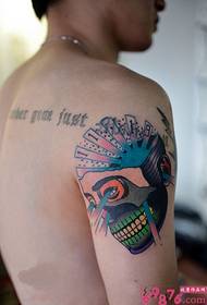 Krāsains mūzikas galvaskausa iemiesojuma rokas tetovējuma attēls