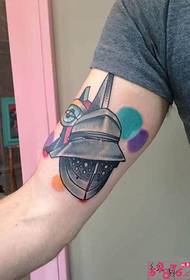 Immagine del tatuaggio del braccio del casco di personalità