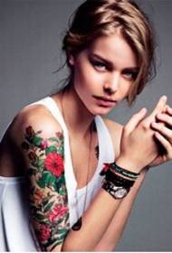 Cartamo braccio bellezza con foto tatuaggio foglia verde