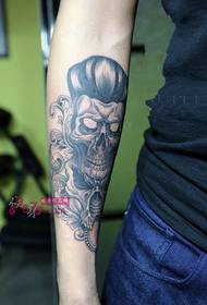 ヨーロッパとアメリカの黒灰の腕のタトゥーの写真