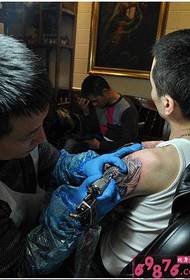 男人手臂十字架翼龙纹身过程图片
