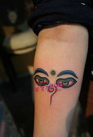 Immagine creativa del tatuaggio dell'occhio del cielo del braccio