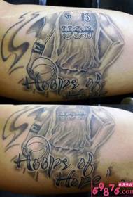 Татуировка с изображением руки баскетболиста