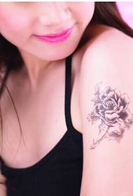 Rostro de belleza con flor de durazno imagen de patrón de tatuaje de brazo sexy