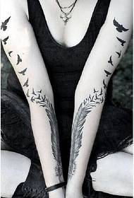Beauty arm moda luma eta hegaztien eredua tatuaje irudiaren argazkia
