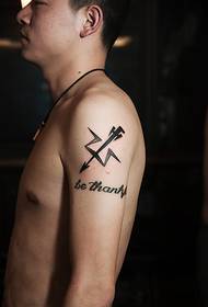 Foto de tatuaje de brazo de espada de diablo de niño