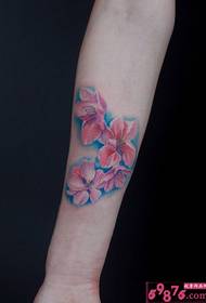 Розовое маленькое персиковое тату с изображением руки