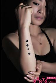 팔 포커 스페이드와 검은 매화 문신 사진