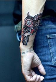 Trendy farverig pistol tatoveringsmønsterbillede på armen