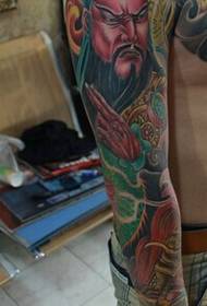 Tri Regnoj fama heroo Guan Gonghua brako tatuita