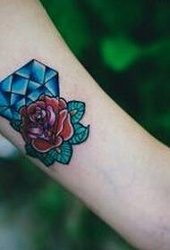 Mooi uitziende kleurrijke diamanten roos tattoo foto van arm